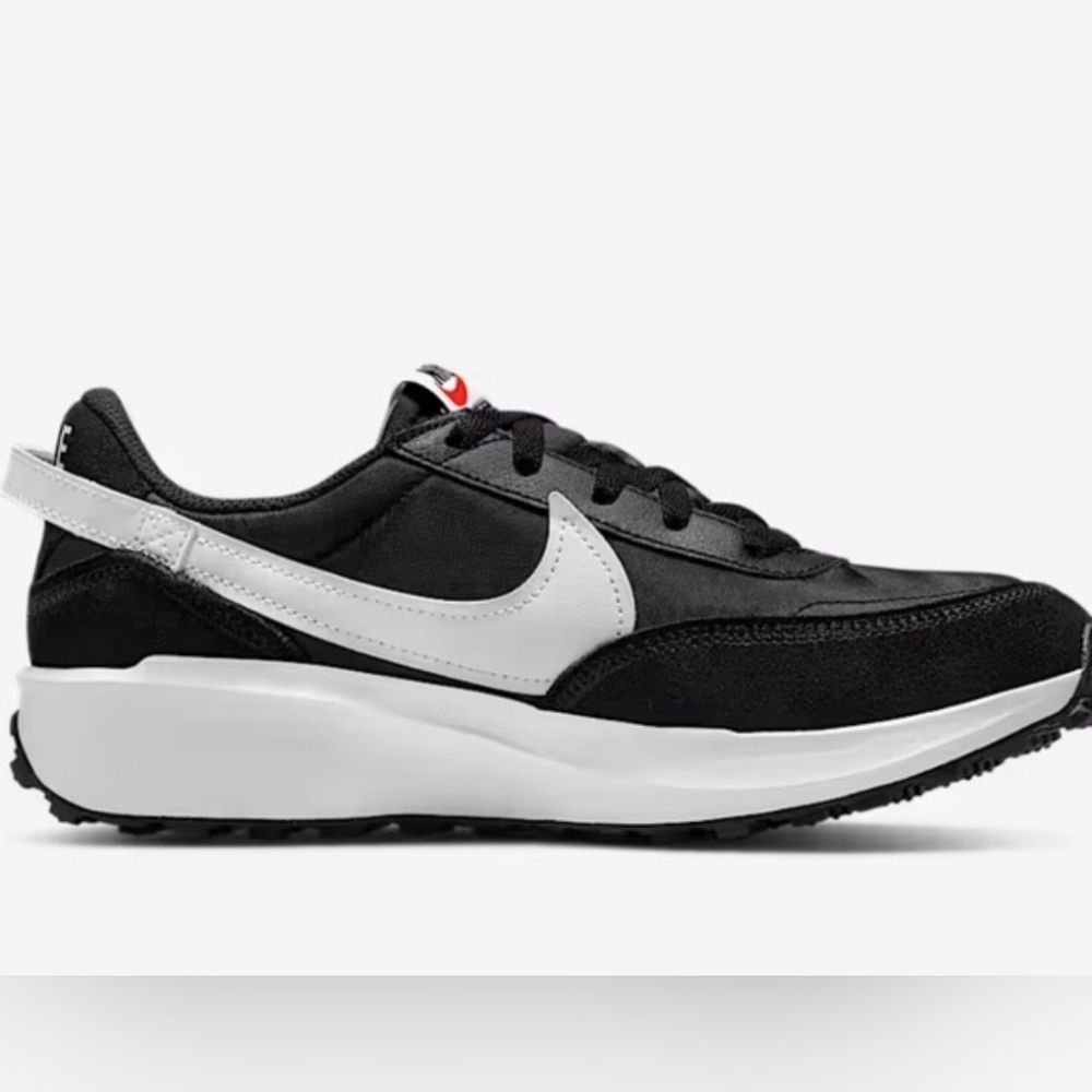 Nike Waffle Debut Women’s Black and White Sneakers/Tennis Shoes Size 6.5. NWT
